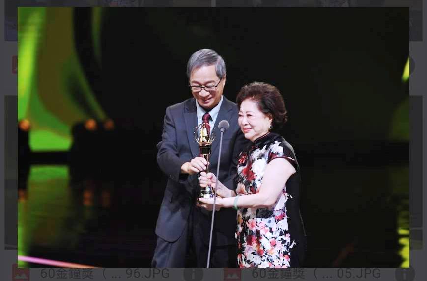 文化部長李遠頒獎給從影已68年的陳淑芳。(圖/三立提供)