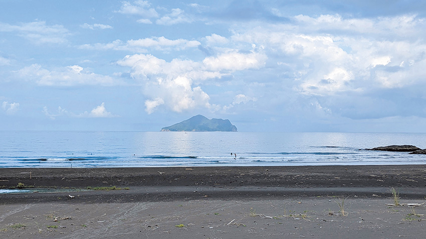 在龜山島前衝浪。