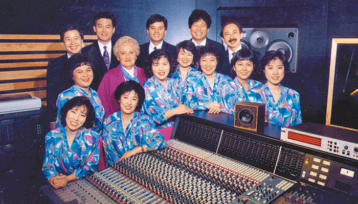葉薇心老師與早年天韻團員合影。（圖／受訪者提供）