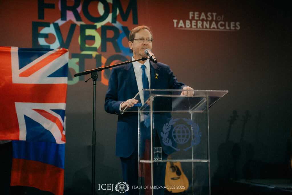 赫佐格總統在上台時被熱烈歡迎,並在台上致詞。