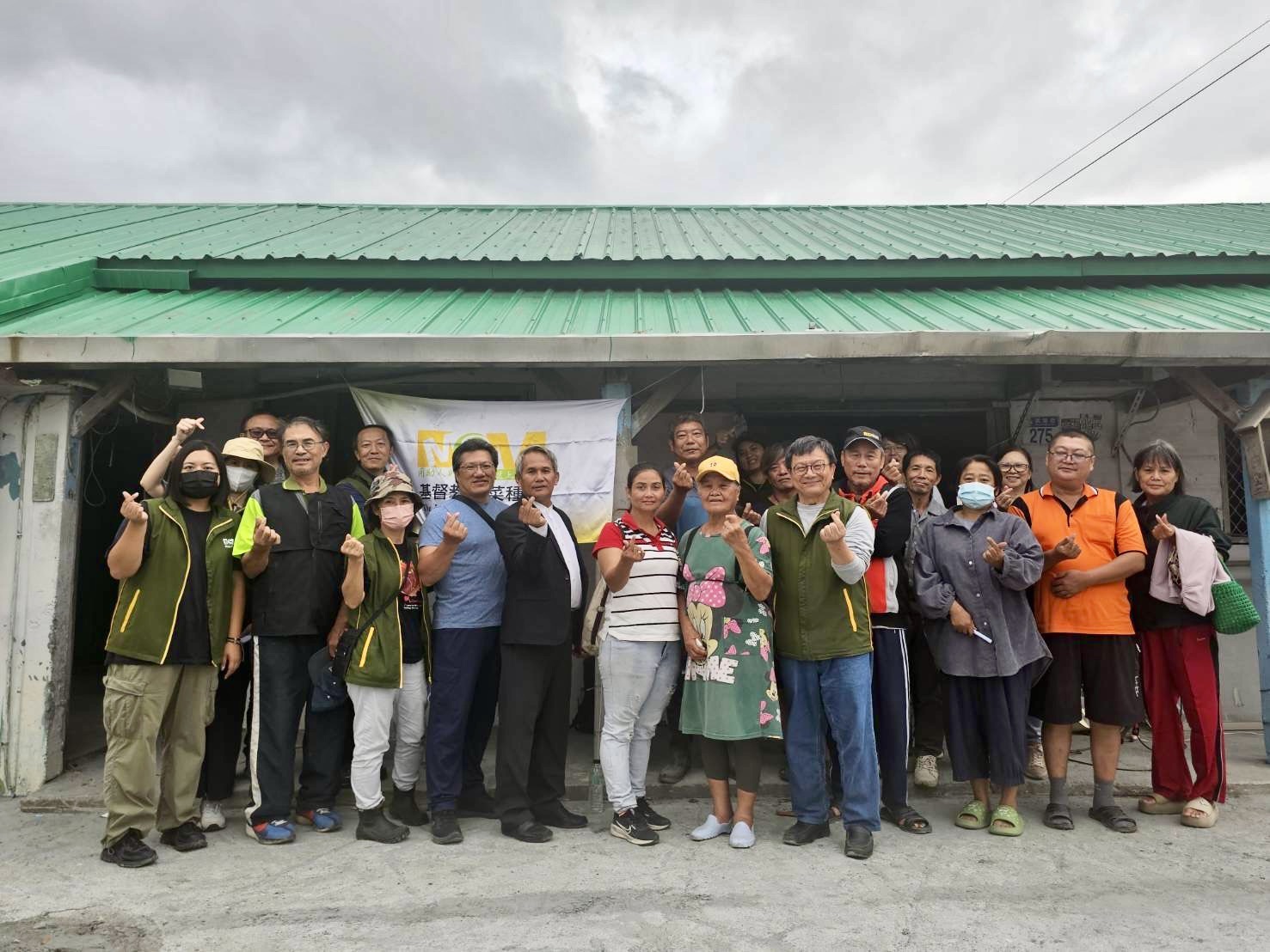 芥菜種會邀請受助家庭、修繕工班夥伴一同參與光復修繕開工禮拜，盼望重建家園。(芥菜種會提供)