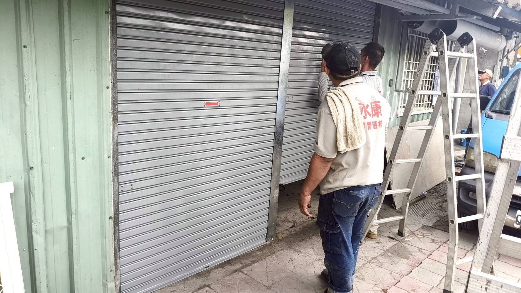 芥菜種會先協助受災戶完成鐵門安裝，讓災民能逐步安穩生活。(芥菜種會提供)