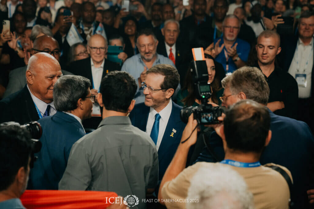 赫佐格總統在上台時被熱烈歡迎,並在台上致詞。