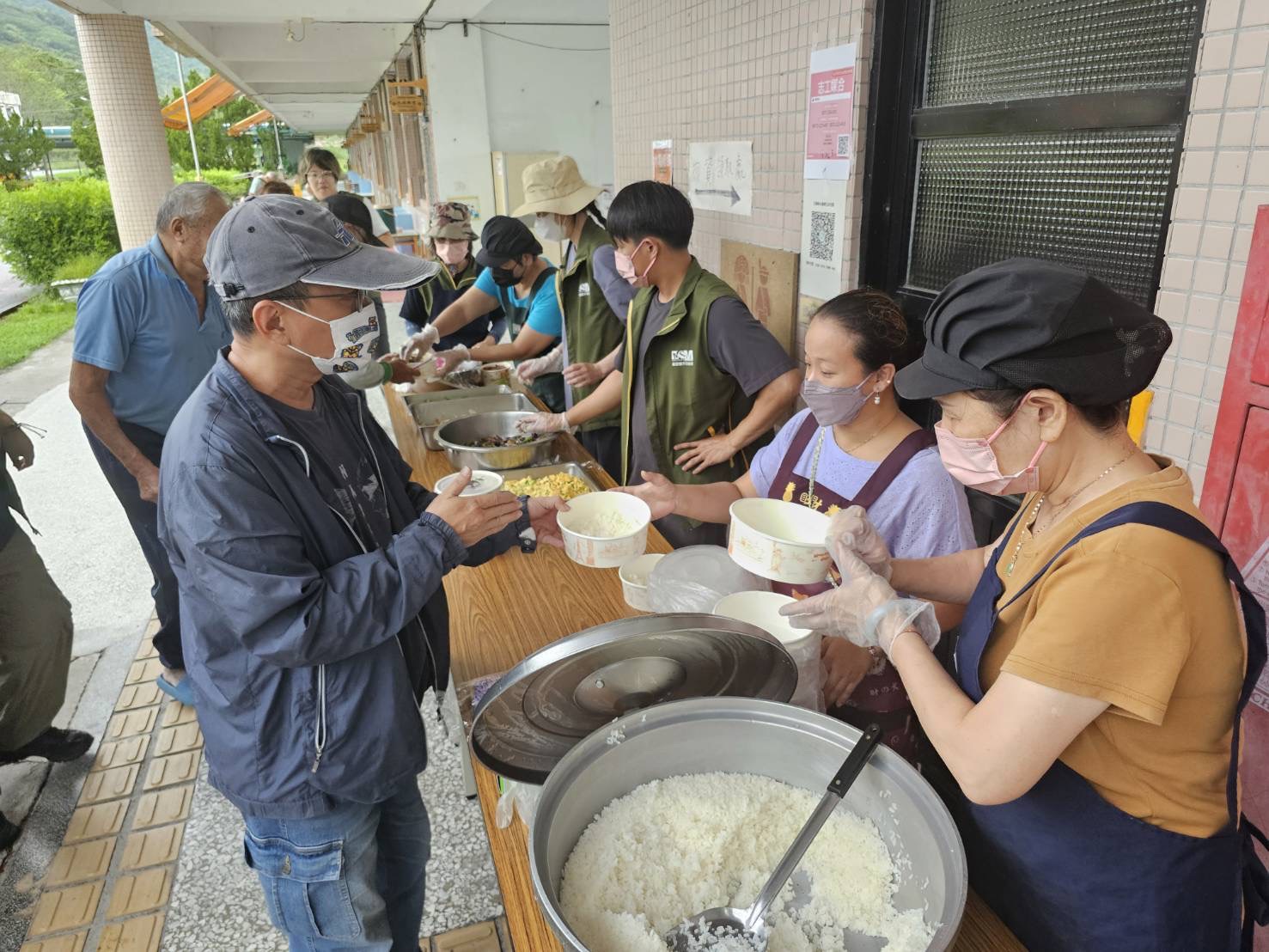 芥菜種會準備大鍋熱食家常菜，在大全安置所陪伴災民。(芥菜種會提供)