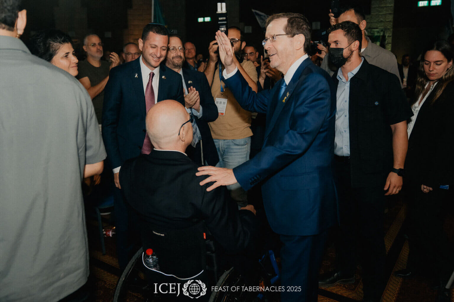 以色列總統艾薩克.赫佐格和ICEJ總裁猶根.布勒博士在特會上互相問候。