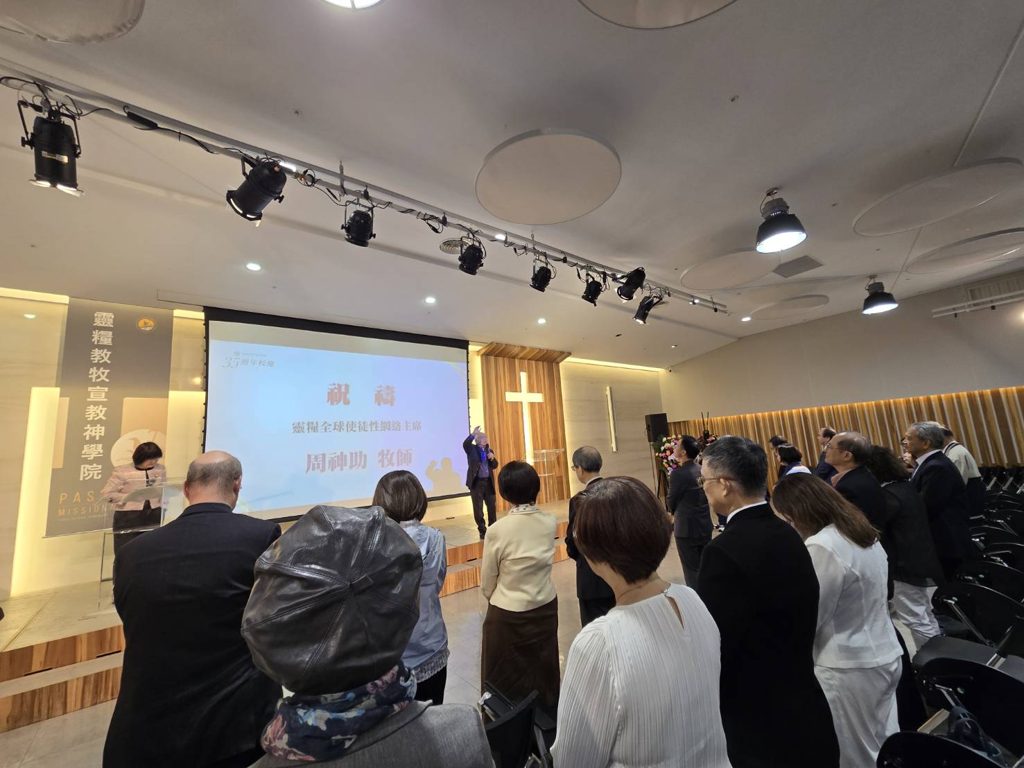 靈神創院院長周神助牧師祝禱。（圖/梁敬彥攝影）