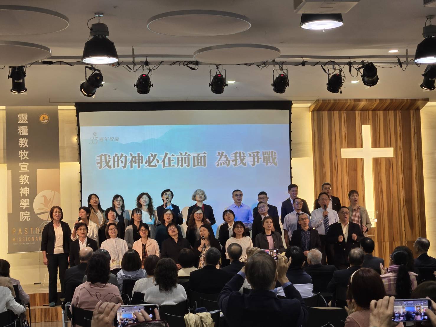 靈神校友代表獻詩。（圖/梁敬彥攝影）