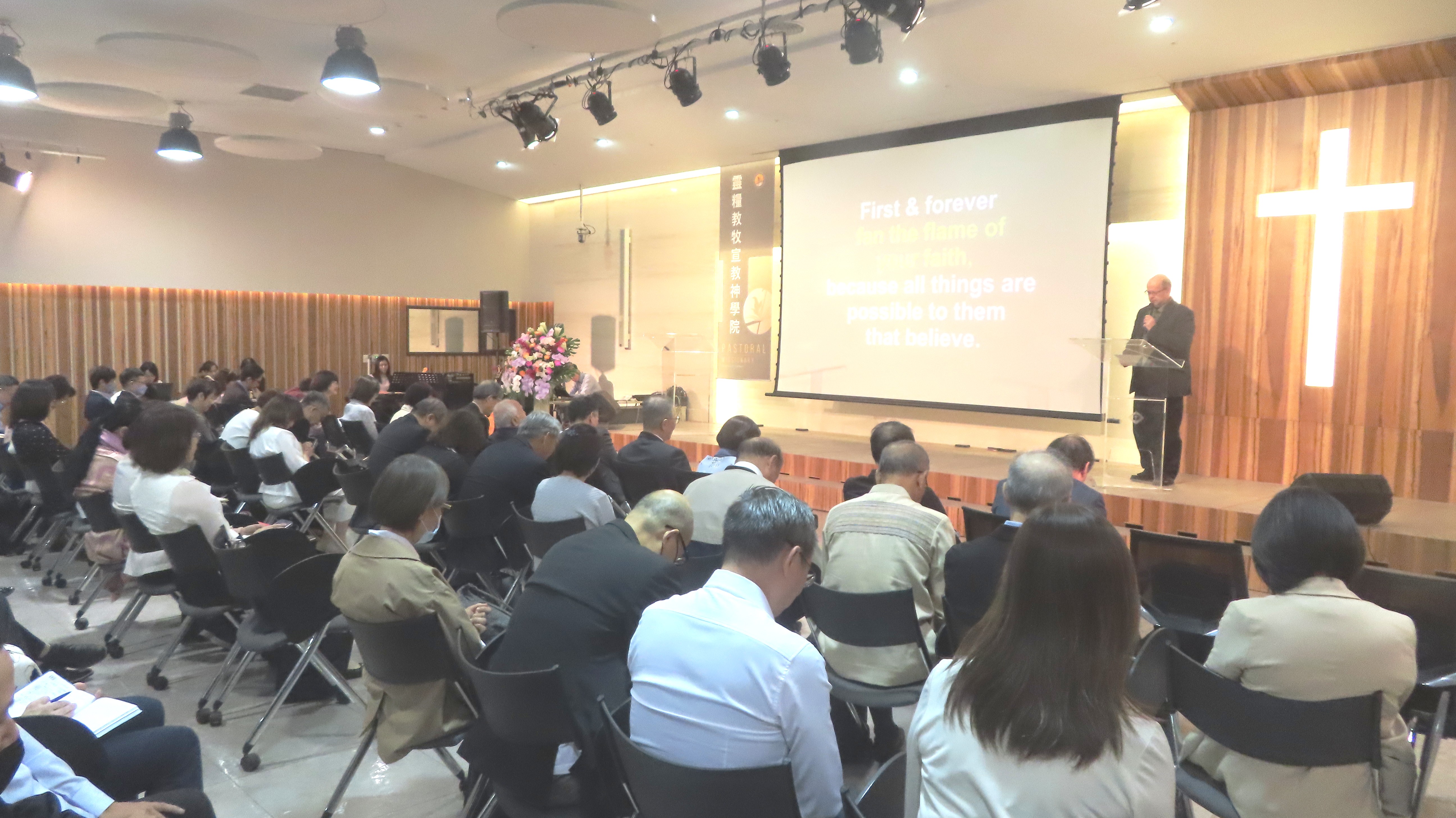 華神院長戴繼宗祝禱。（圖/梁敬彥攝影）