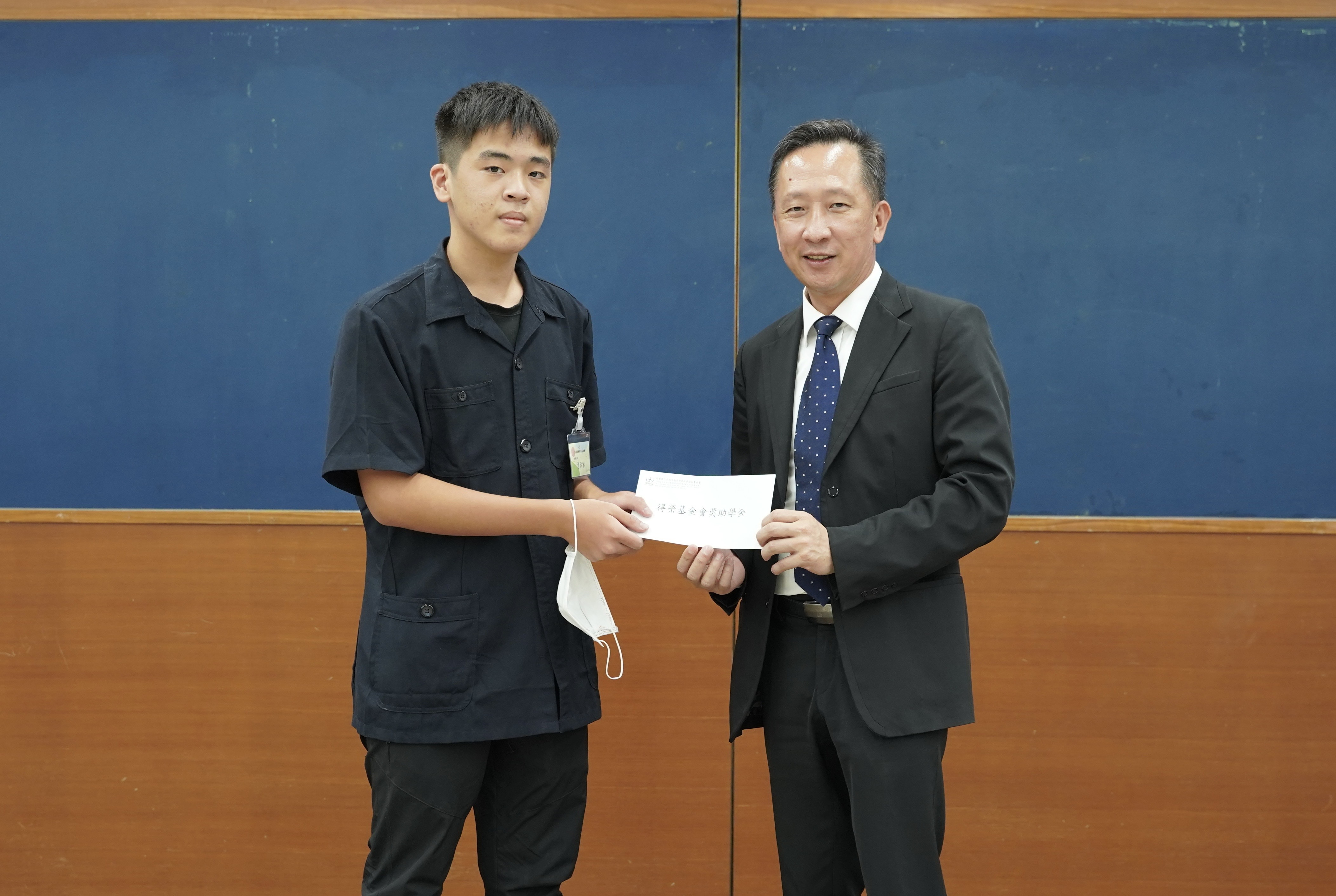 得榮基金會董事長蕭漢森（圖右）