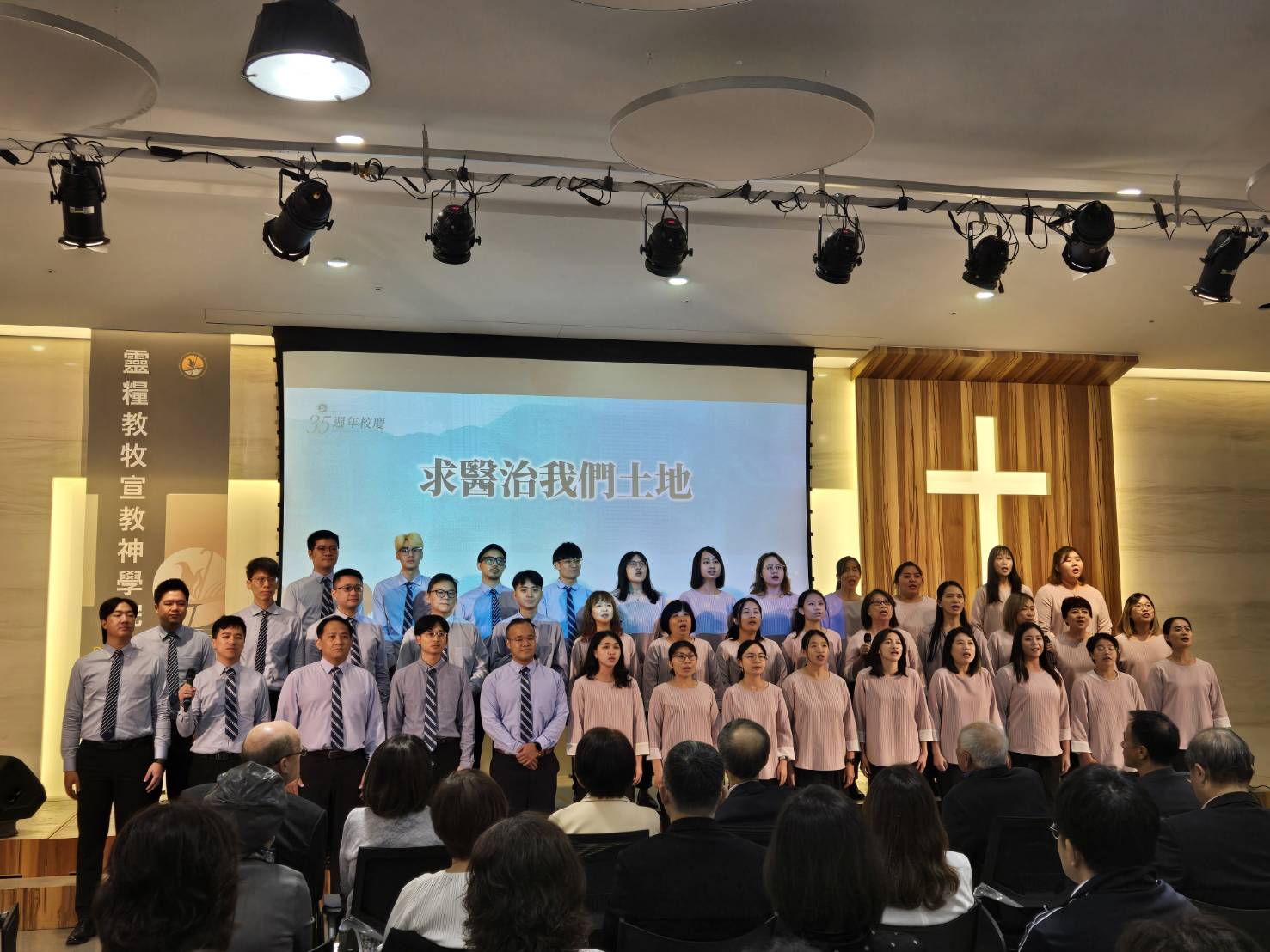 靈神在校生獻詩。（圖/梁敬彥攝影）