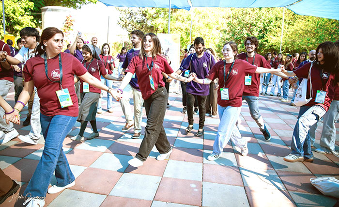 阿拉伯語和希伯來語天主教青年熱情互動。(圖/FB@Mike Quimosing)