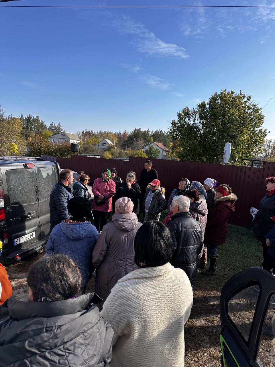 在頓內茨克村分發食物和藥品