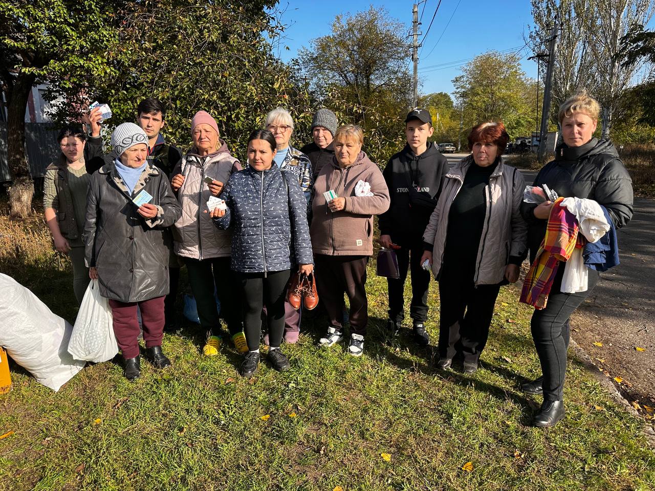 在頓內茨克村分發食物和藥品