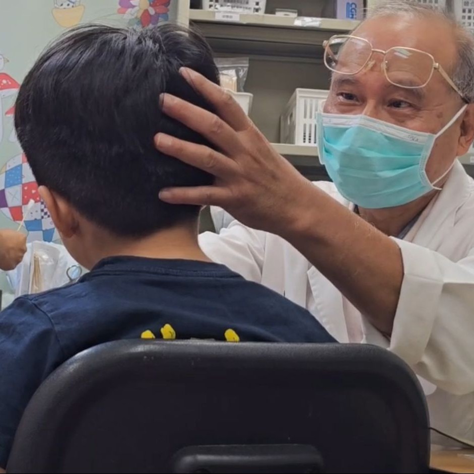 洪慶憲醫師為小朋友看診。(圖/屏基提供)