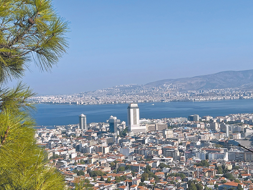 伊茲密爾古城堡俯瞰海濱市區。(作者攝影)