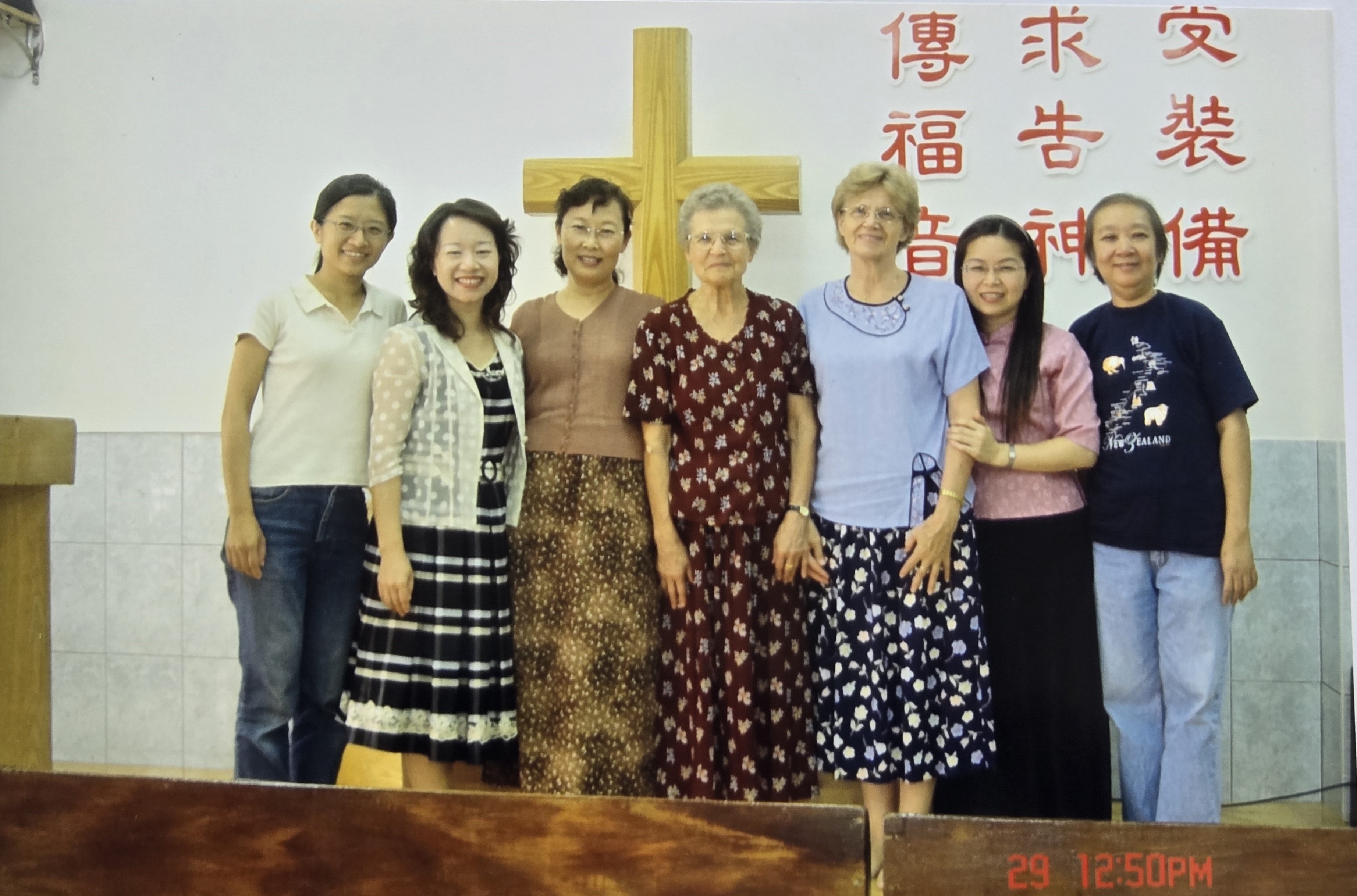 陳明珠醫師(右一)菲律賓團契同仁與芬蘭宣教士合影。(圖/恆基提供)