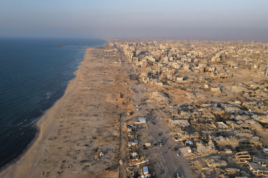 2025年10月23日，空拍圖，加薩市被摧毀的建築景。（照片來源：AFP）