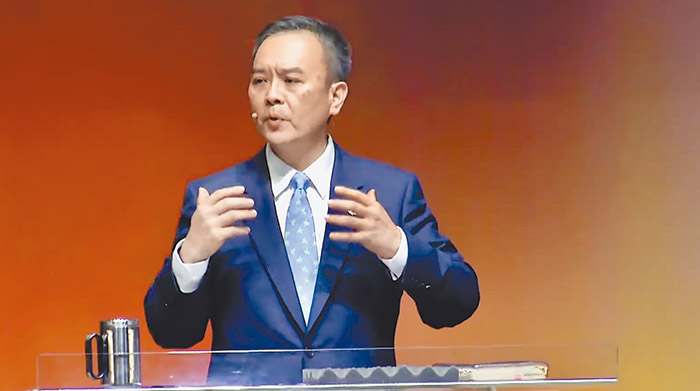 黃以文牧師。(翻攝自旌旗教會網路影片)