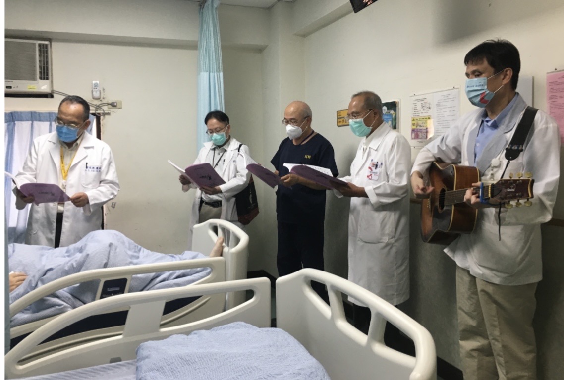 洪醫師(右二)與醫師團契成員一起用歌聲撫慰病人的心靈。(圖/屏基提供)