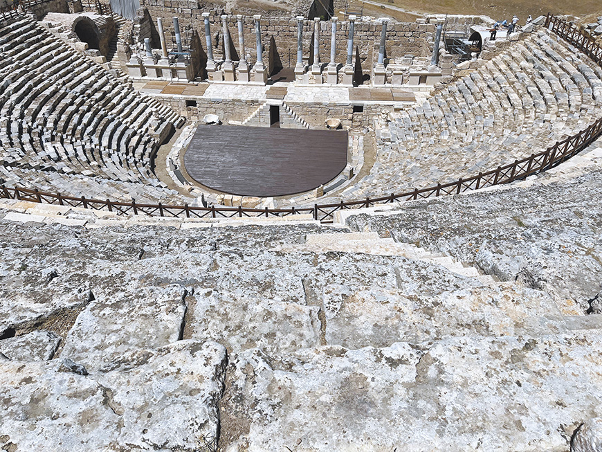 老底嘉遺址古羅馬劇場。(作者攝影)