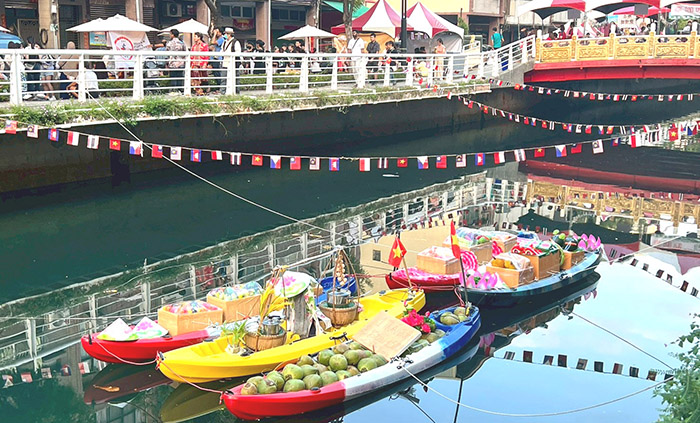 河川中央模擬「泰國水上市集」的情境展區,濃濃異國風情。