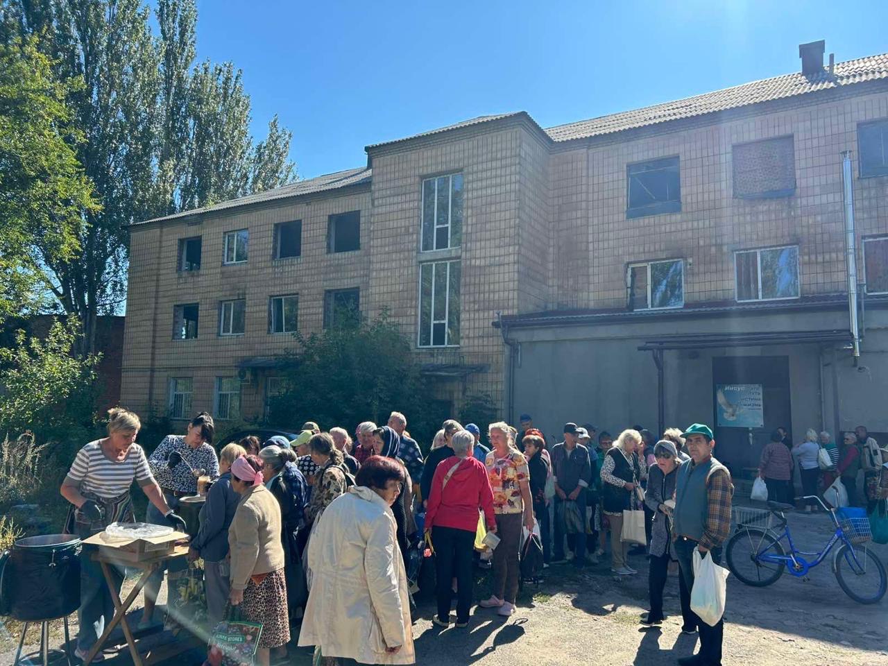 聚在教會外的群眾