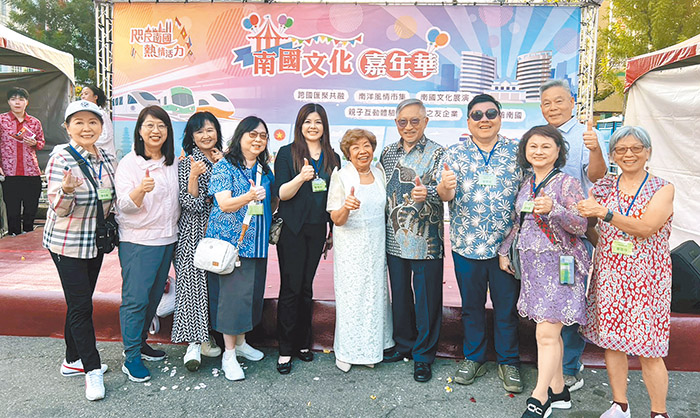 (左6)印尼之友協會尤佩珊理事長,(右5)南國商圈發展促進會的常務理事蔡維信。