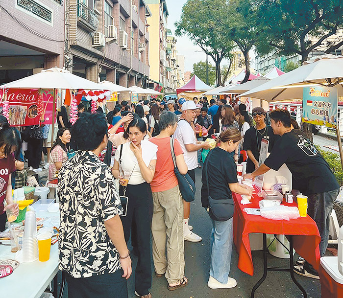 現場人潮絡繹不絕。