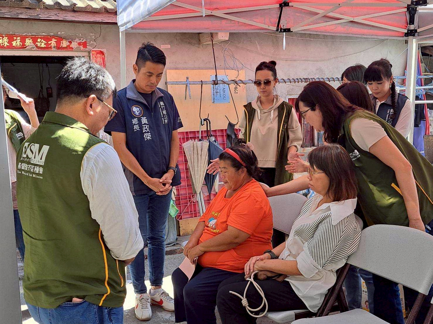 芥菜種會特別為受助家庭祝福禱告。(芥菜種會提供)