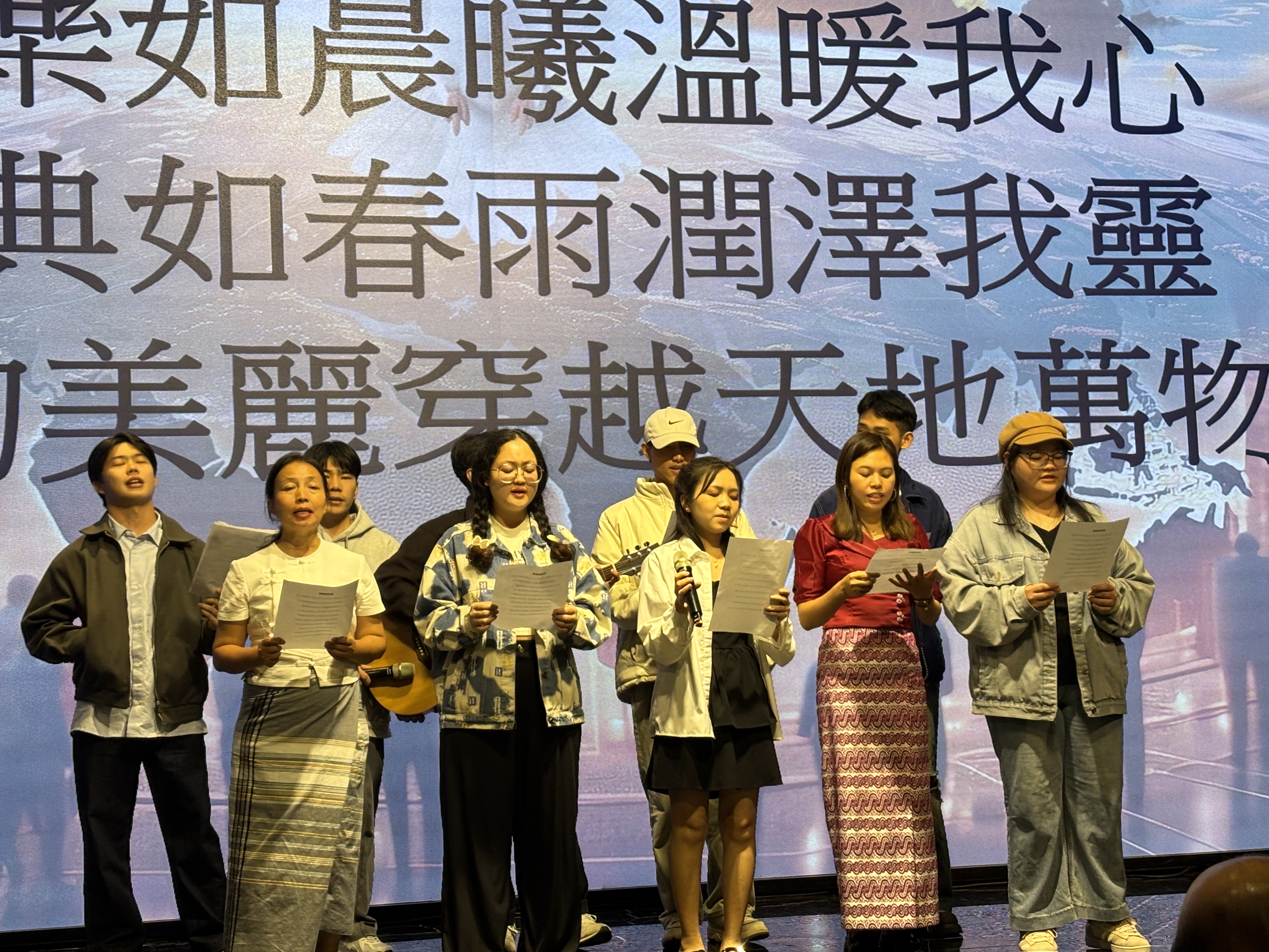 在台就讀緬甸學生獻唱詩歌。(圖/李容珍攝影)
