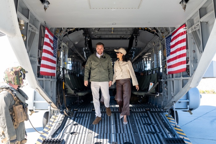 范斯夫婦為履行副總統職務，經常出國訪問。（翻攝自FB@JD Vance）