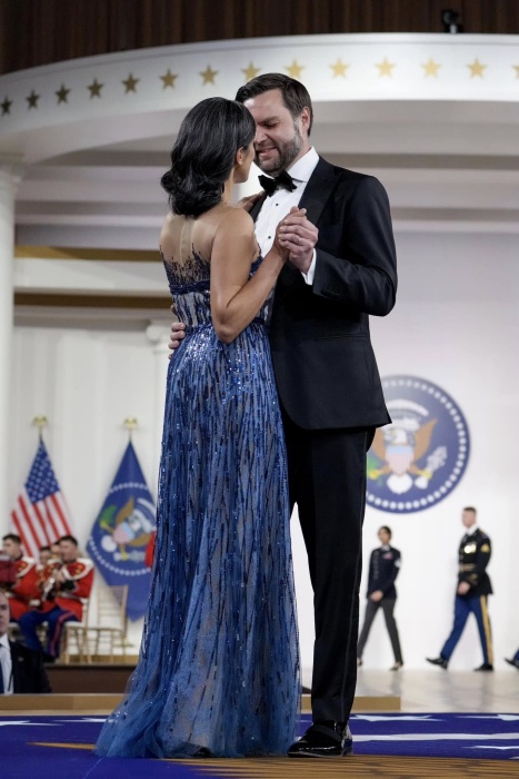 就職晚會上共舞。（翻攝自FB@JD Vance）