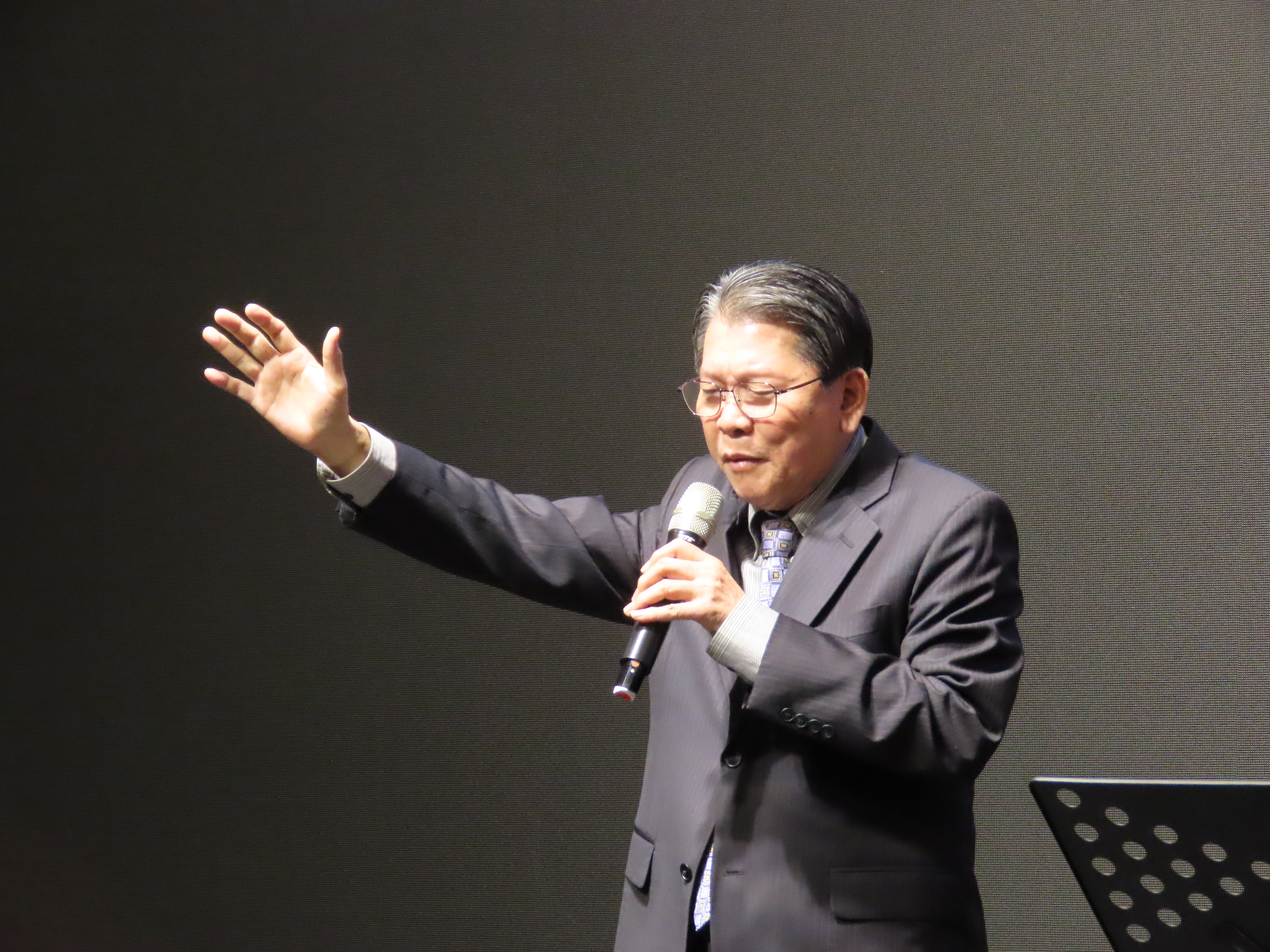 蕭彼得牧師帶領會前禱告。(圖/李容珍攝影)