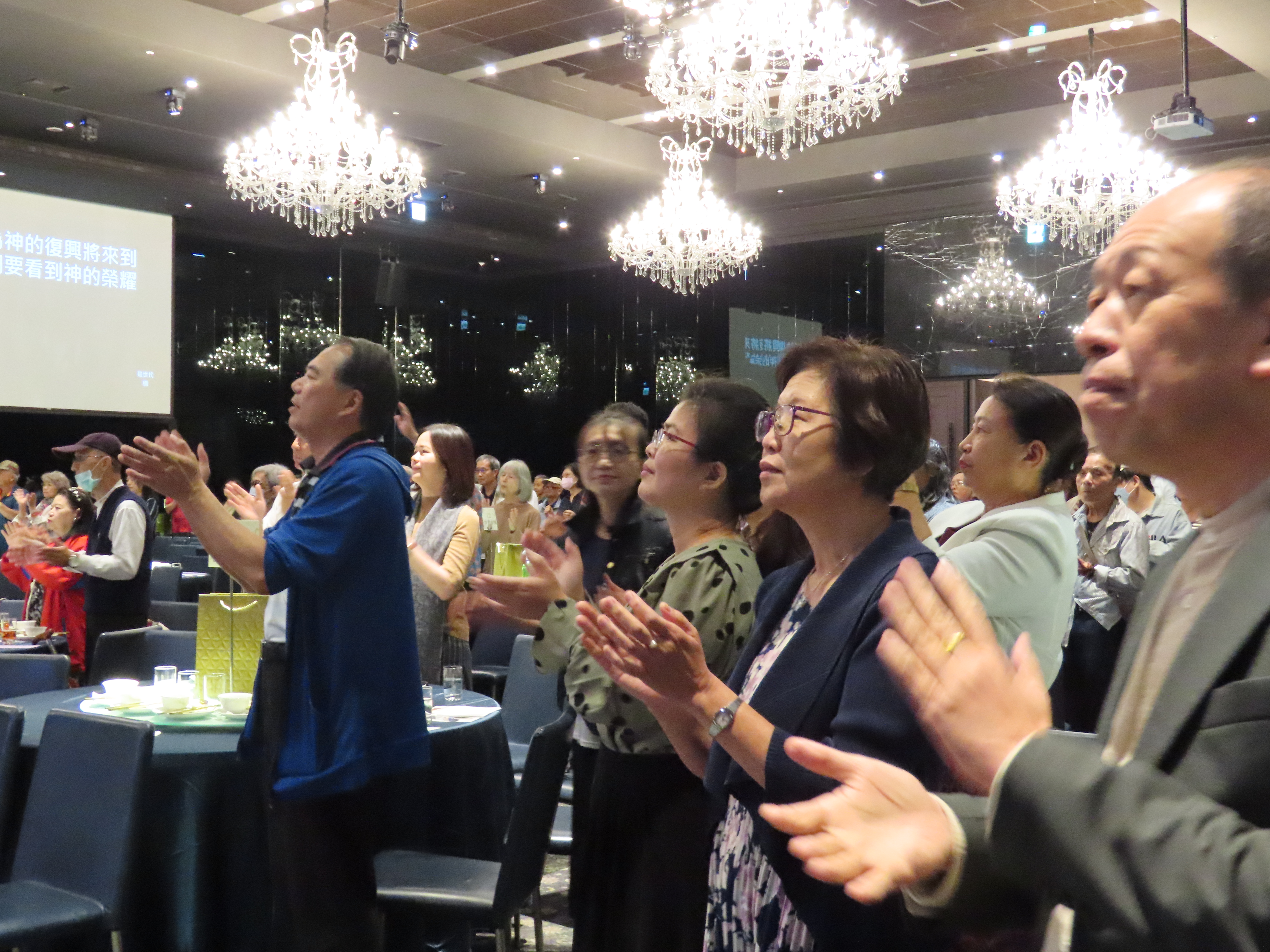 會場敬拜。(圖/李容珍攝影)