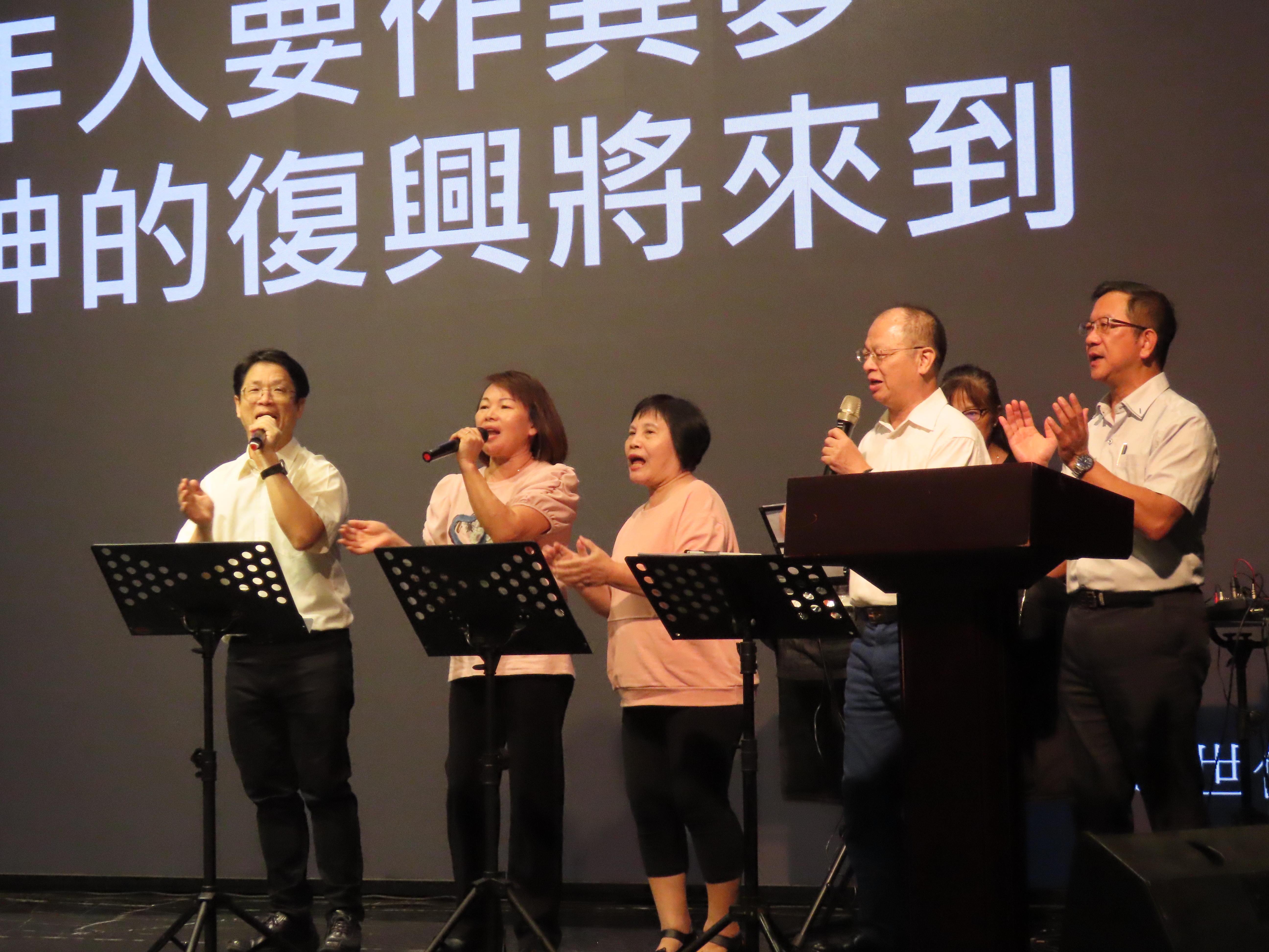 忠孝路長老教會帶領敬拜。(圖/李容珍攝影)