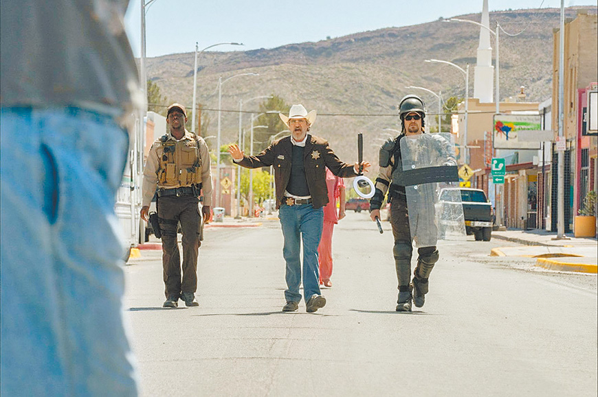 喬競選期間,愛丁頓青少年響應「黑人的命也是命」抗議行動,小鎮進一步陷入緊張撕裂狀態。(劇照來源:IMDb)