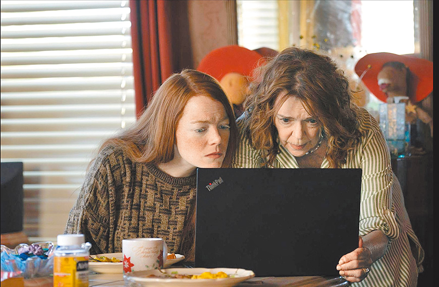 疫情期間,喬的岳母成天轉傳網路陰謀論和假新聞,要求女兒女婿一起閱讀。(劇照來源:IMDb)