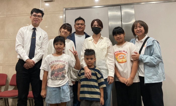 沈芊希與家人合影。（賴秋薰攝影）