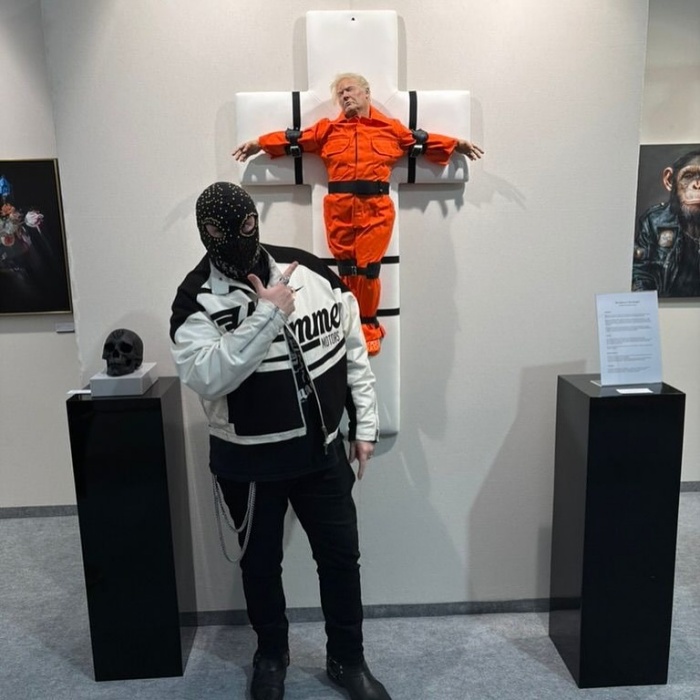 經常戴面罩或頭套保持匿名的英國藝術家梅森・史托姆創作這件「聖人或罪人？」作品。（翻攝自IG@masonstormgenius）