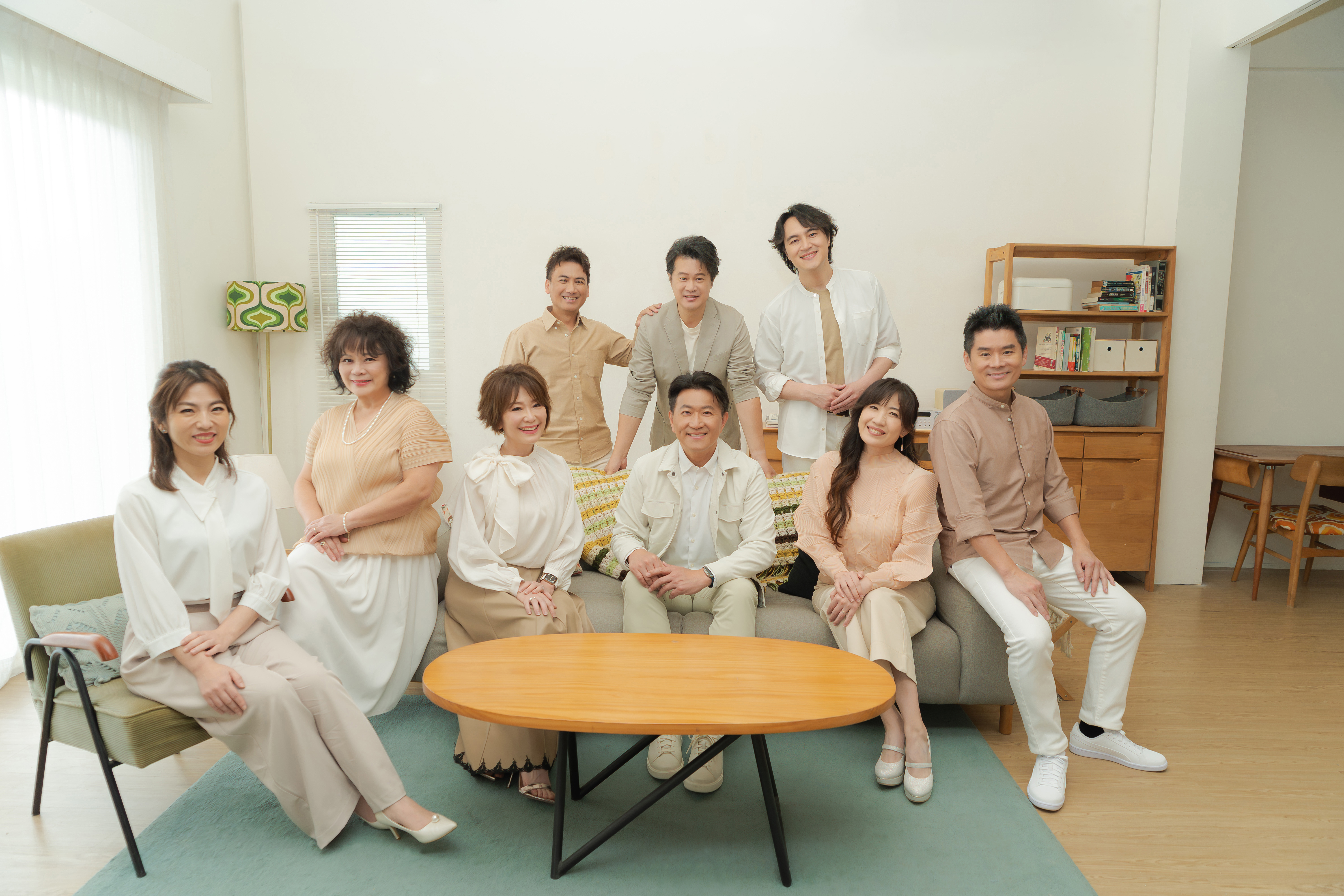 副團長王玫(前排左三)說:「《祢真偉大》聖詩系列,邀請每一位基督徒一起來宣告:我們的神真是偉大!(圖/救傳提供)