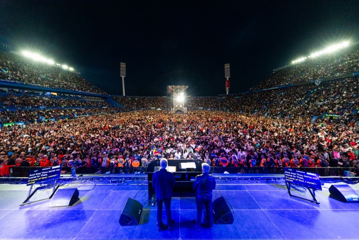 葛福臨牧師在講台上向數萬人傳講耶穌基督的愛與犧牲。（翻攝自FB@Franklin Graham）