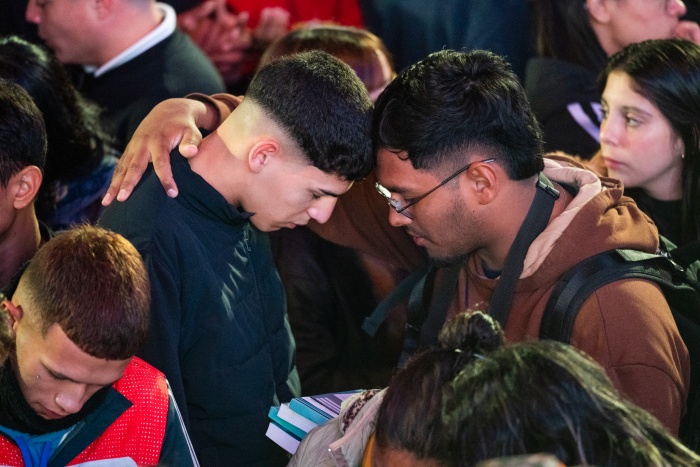 人們在會場中禱告。（翻攝自FB@Franklin Graham）