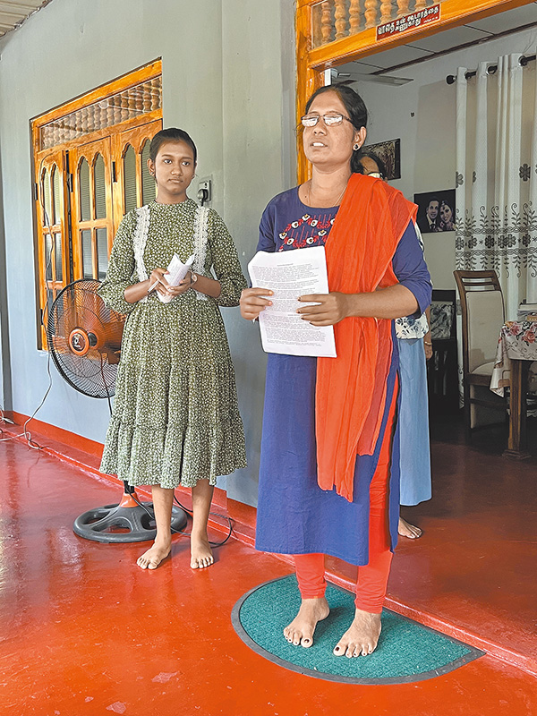 經歷海嘯的母女以信心見證主話語。(作者提供)