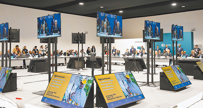 談判室內各國代表聚集。（翻攝自FB@UN Climate Change）