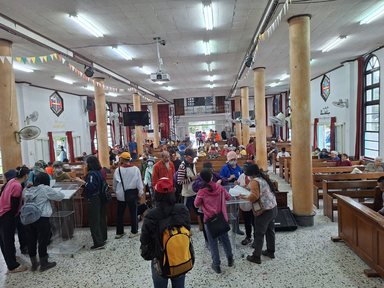 原本13日上午恢復上班上課，教會收拾床墊恢復原狀，沒想到當天下午又下達撤村指示。(圖/宋美花牧師提供)