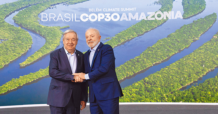 聯合國祕書長古特拉斯(左)與巴西總統盧拉握手致意。（Flickr by Cop30 Brasil Amazônia）