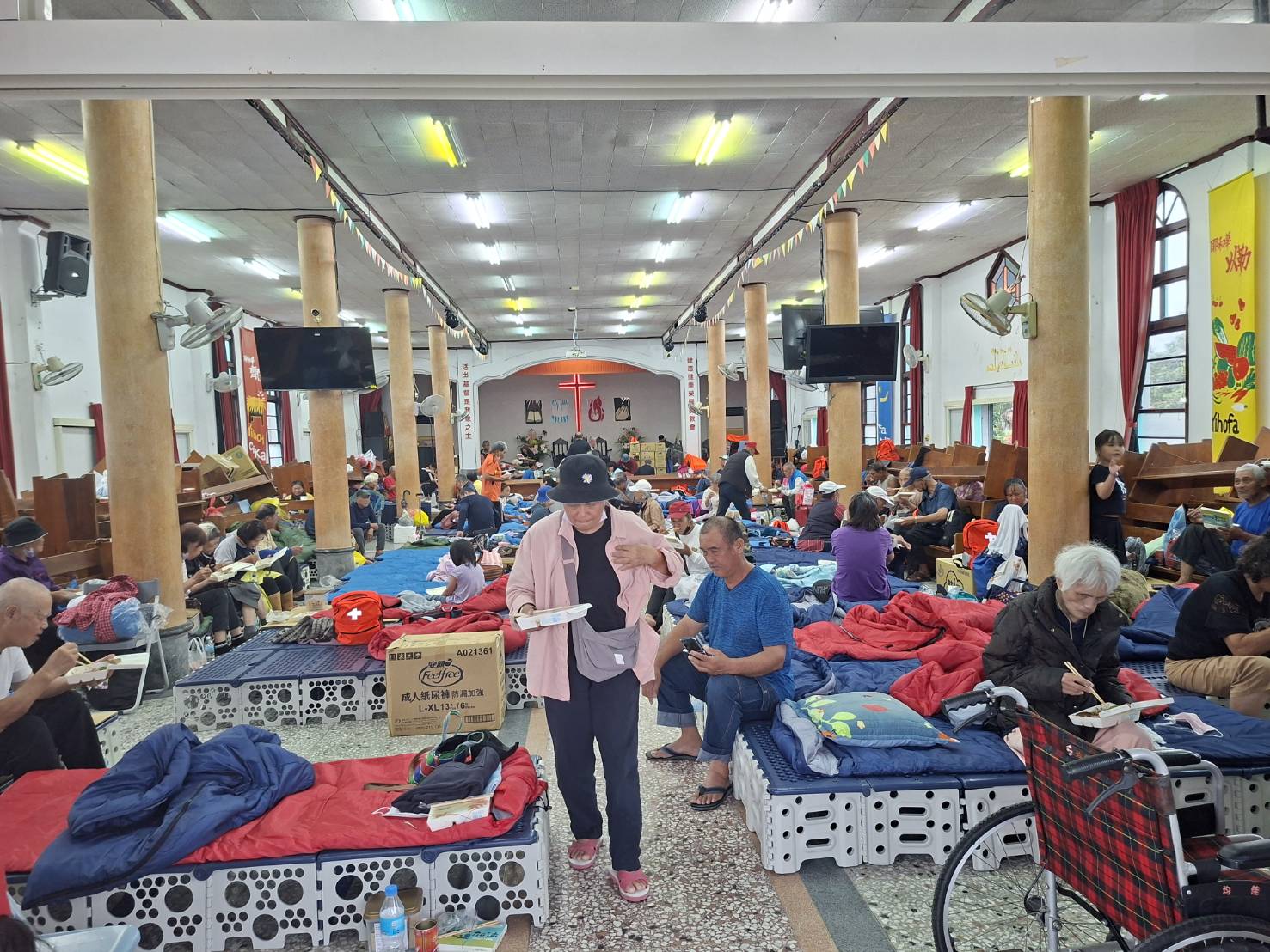 馬太鞍長老教會受政府安排，安置災民住在教會。(圖/宋美花牧師提供)