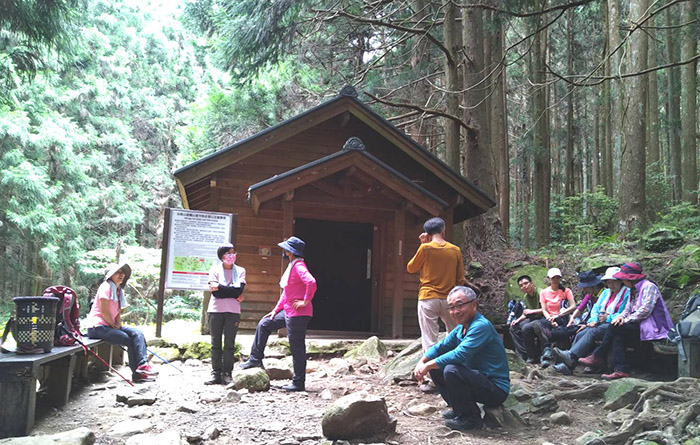 山林美景吸引許多登山客,圖為他們在避難小屋前休息。(受訪者提供)