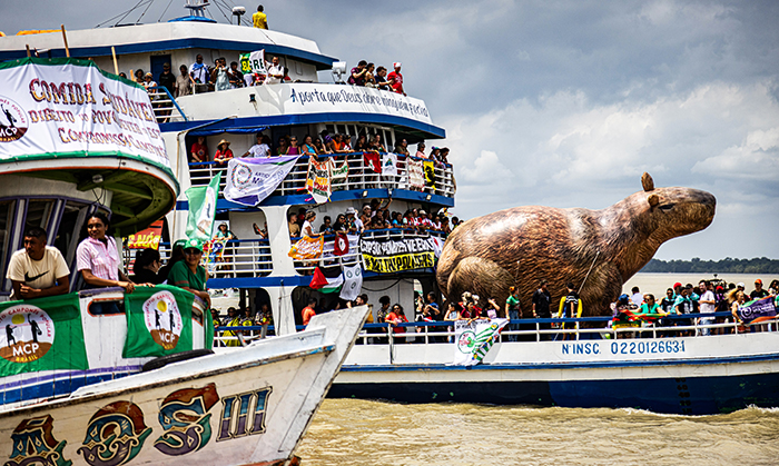 亞馬遜原住民搭船前來COP30會場，表達訴求。（Flickr by Cop30 Brasil Amazônia）