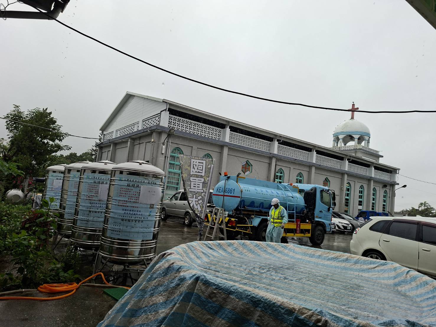 教會成為安置所，政府提供相關吃喝和各種資源協助災民。(圖/宋美花牧師提供)